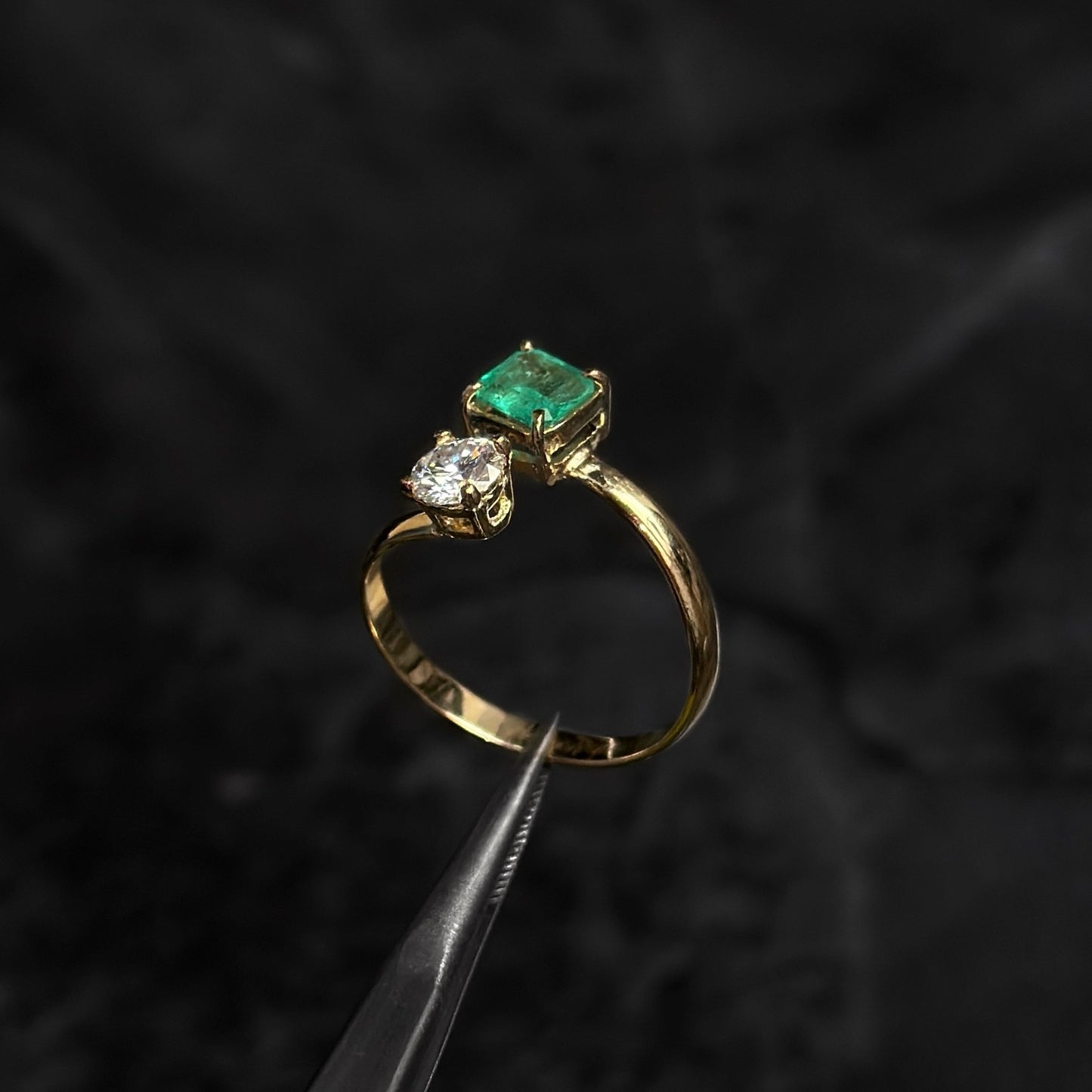 Anillo de Lujo Abierto / Esmeralda Colombiana / Moissanita / Oro 18K