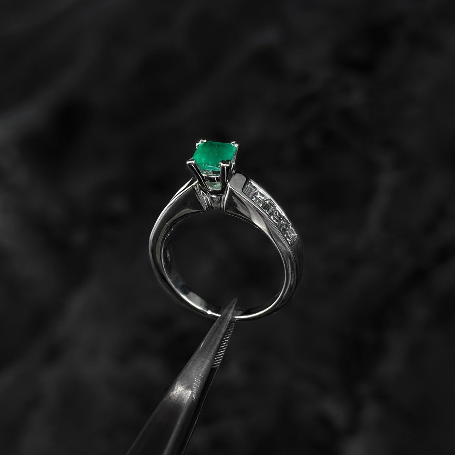 Anillo Alta Joyería / Esmeralda Colombiana / Diamantes Naturales / Oro 18K