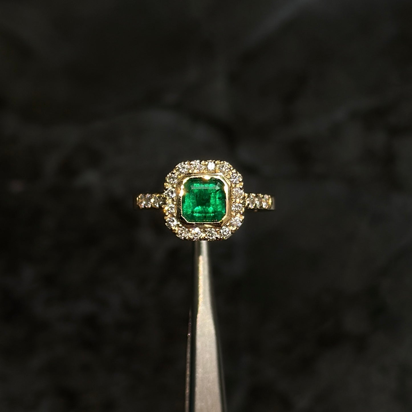 Anillo Alta Joyería / Oro 18K / Esmeralda Colombiana / Diamantes Naturales