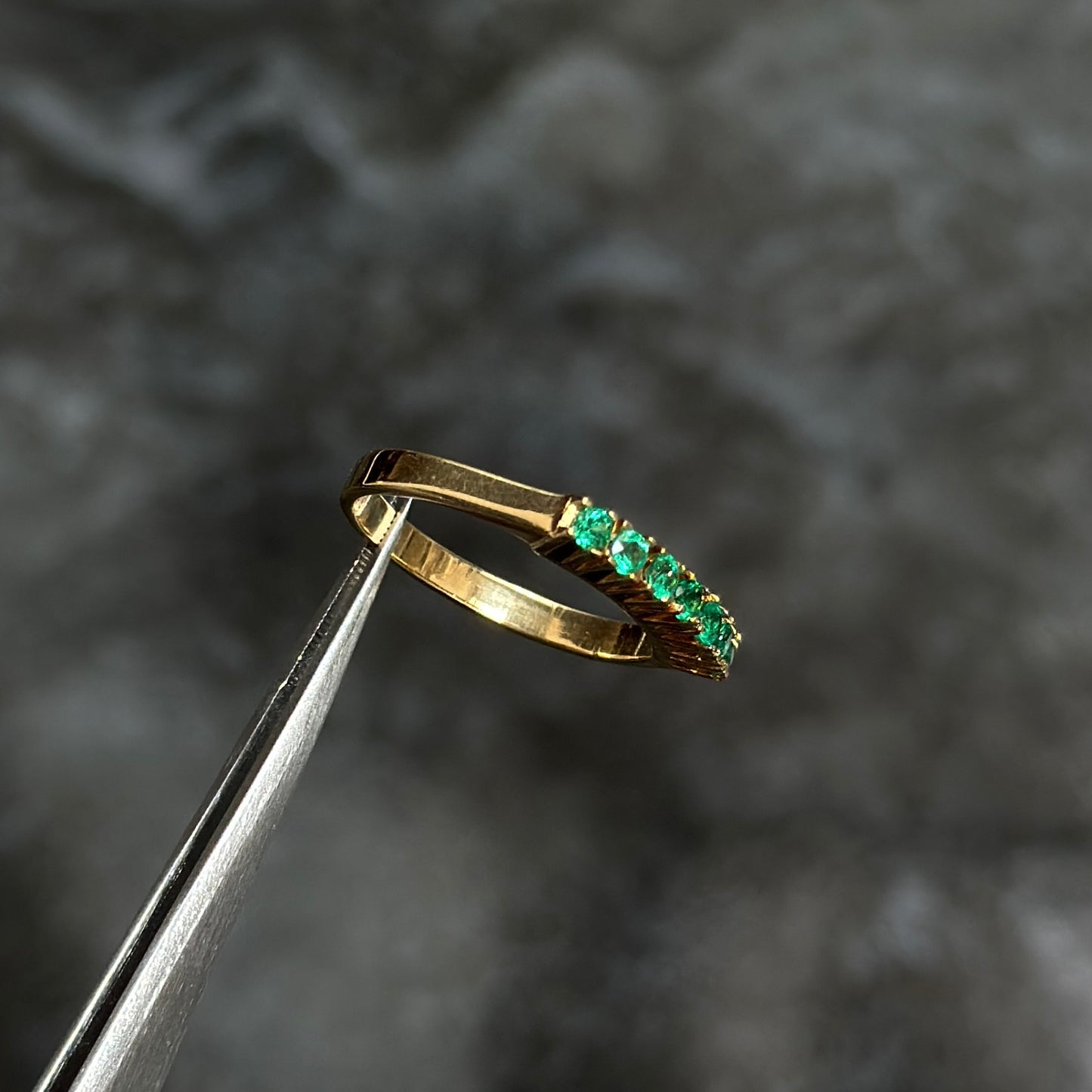 Anillo Sin Fin / Oro 18K / Esmeraldas