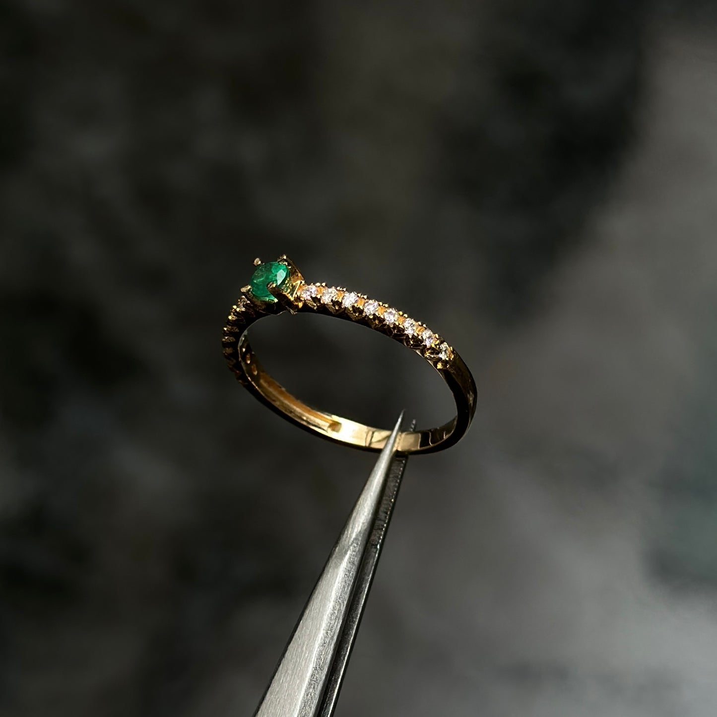 Anillo de Lujo #8 / Oro 18K / Esmeralda Colombiana