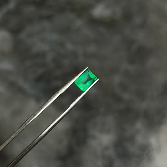 Colombian Emerald / 0.98ct / 4.8mm x 6.7mm