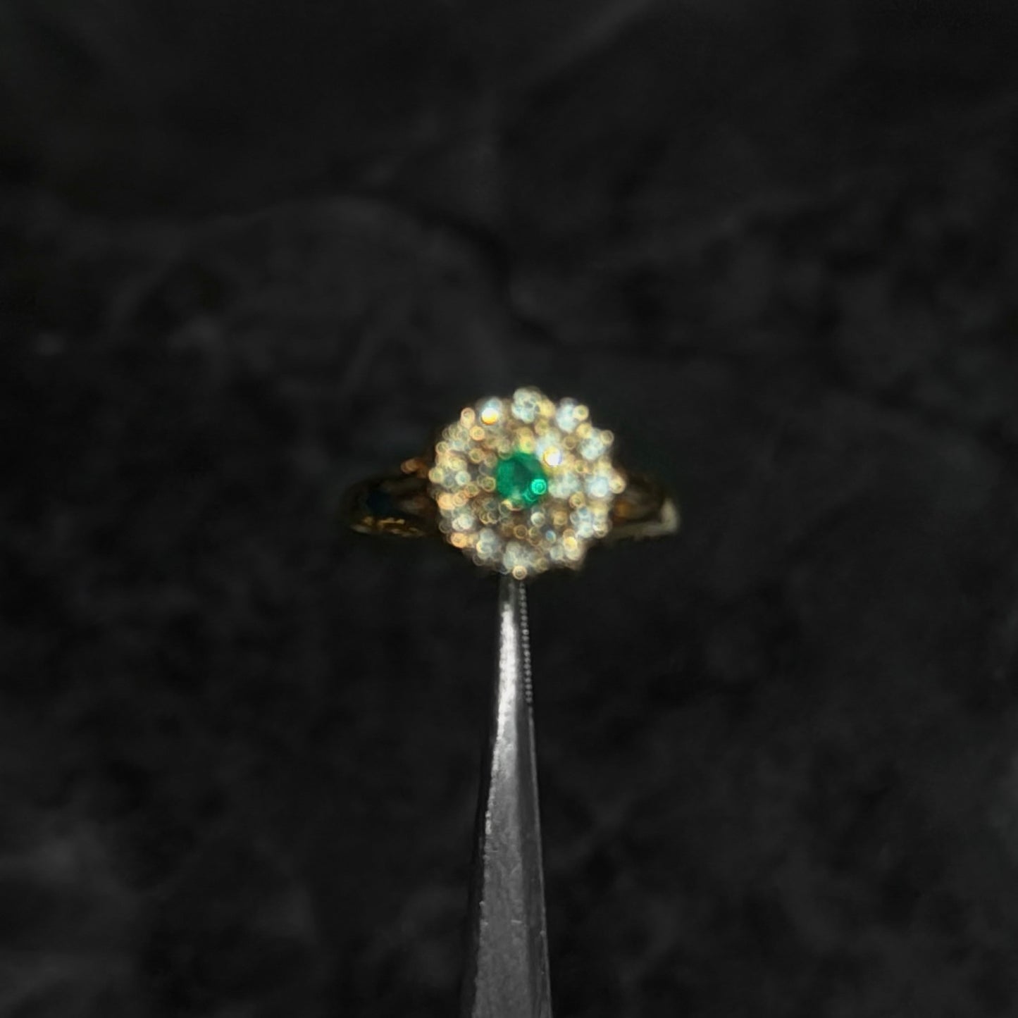 Anillo Alta Joyería / Oro 18K / Esmeralda Colombiana / Diamantes Naturales