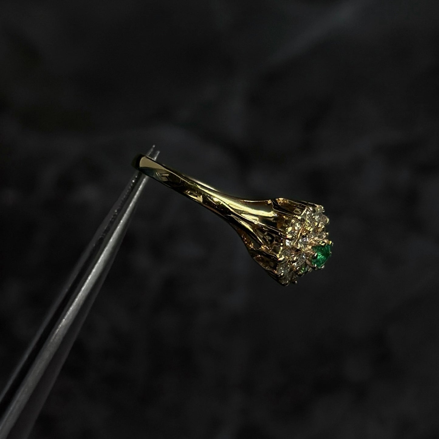 Anillo Alta Joyería / Oro 18K / Esmeralda Colombiana / Diamantes Naturales