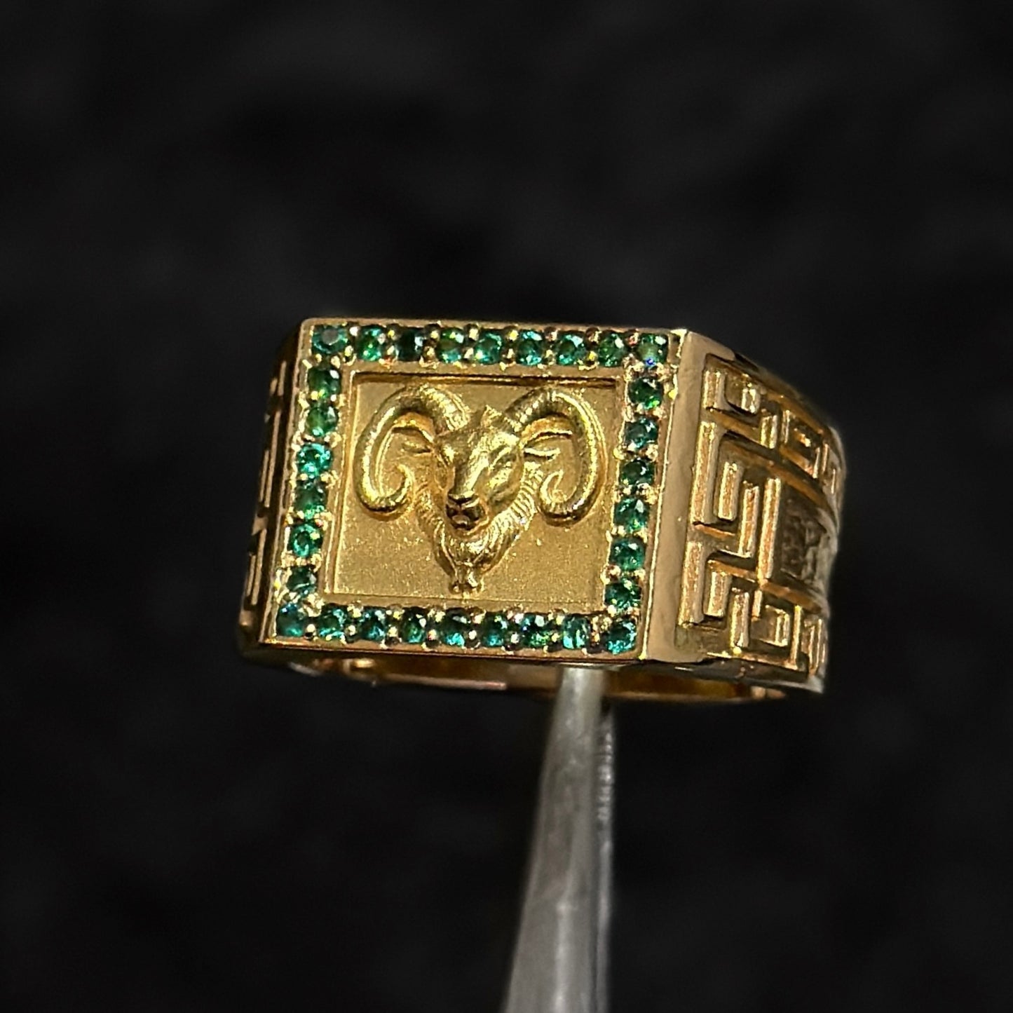 Anillo Exclusivo GOAT / Oro 18K / Gemas de Alta Calidad