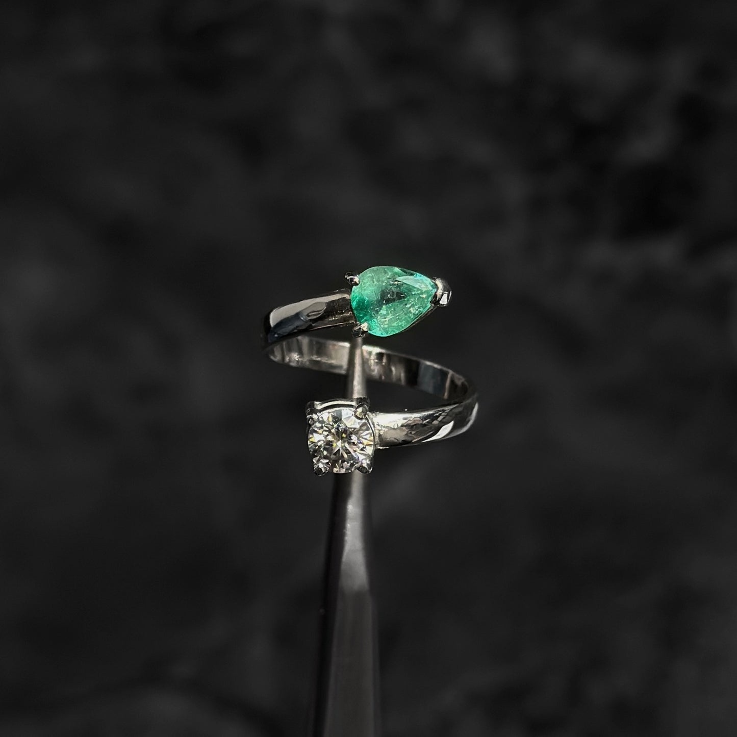 Anillo de Lujo Abierto / Esmeralda Colombiana / Moissanita / Plata 925