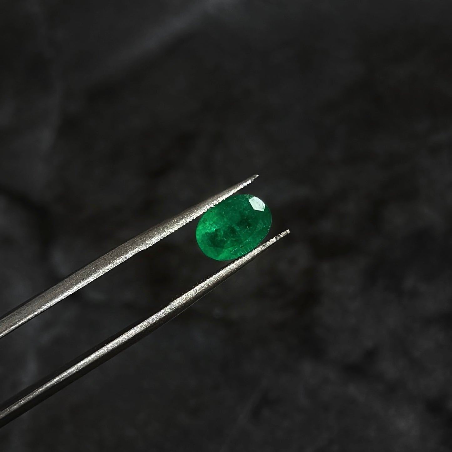 Esmeralda Ovalada Certificada / 0,87ct / 7.3mm x 5.3mm x 3.3mm