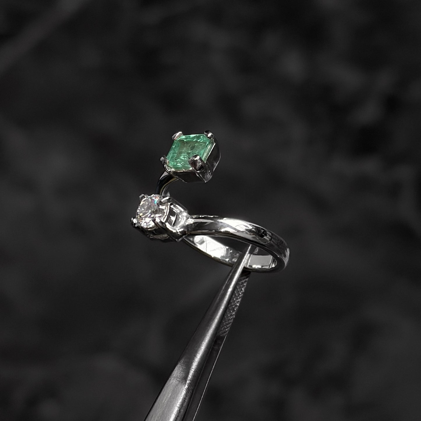 Anillo de Lujo Abierto / Esmeralda Colombiana / Moissanita / Plata 925