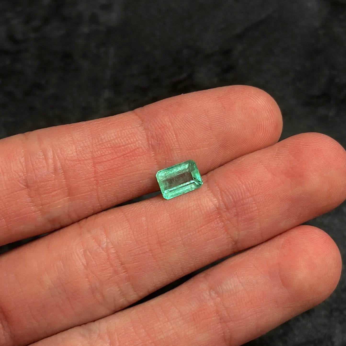 Esmeralda Colombiana / 1,3ct / 5.5mm x 7.8mm x 3.7mm