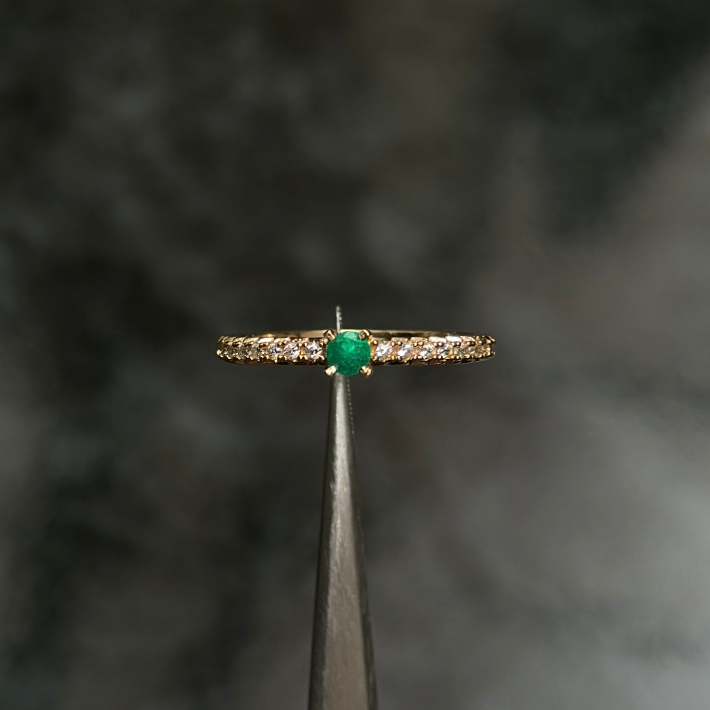 Anillo de Lujo #8 / Oro 18K / Esmeralda Colombiana