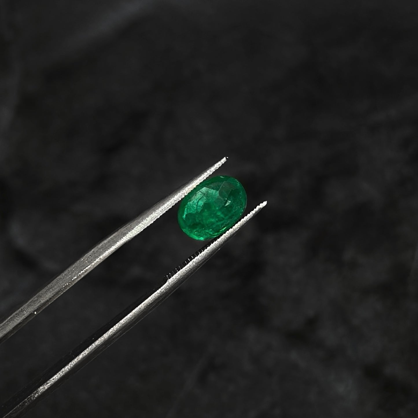 Esmeralda Ovalada Certificada / 0,87ct / 7.3mm x 5.3mm x 3.3mm