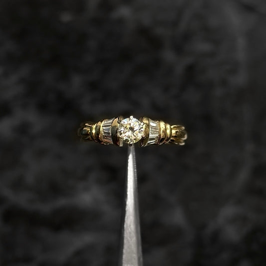 High Jewelry Ring / 18K Gold / Natural Diamonds