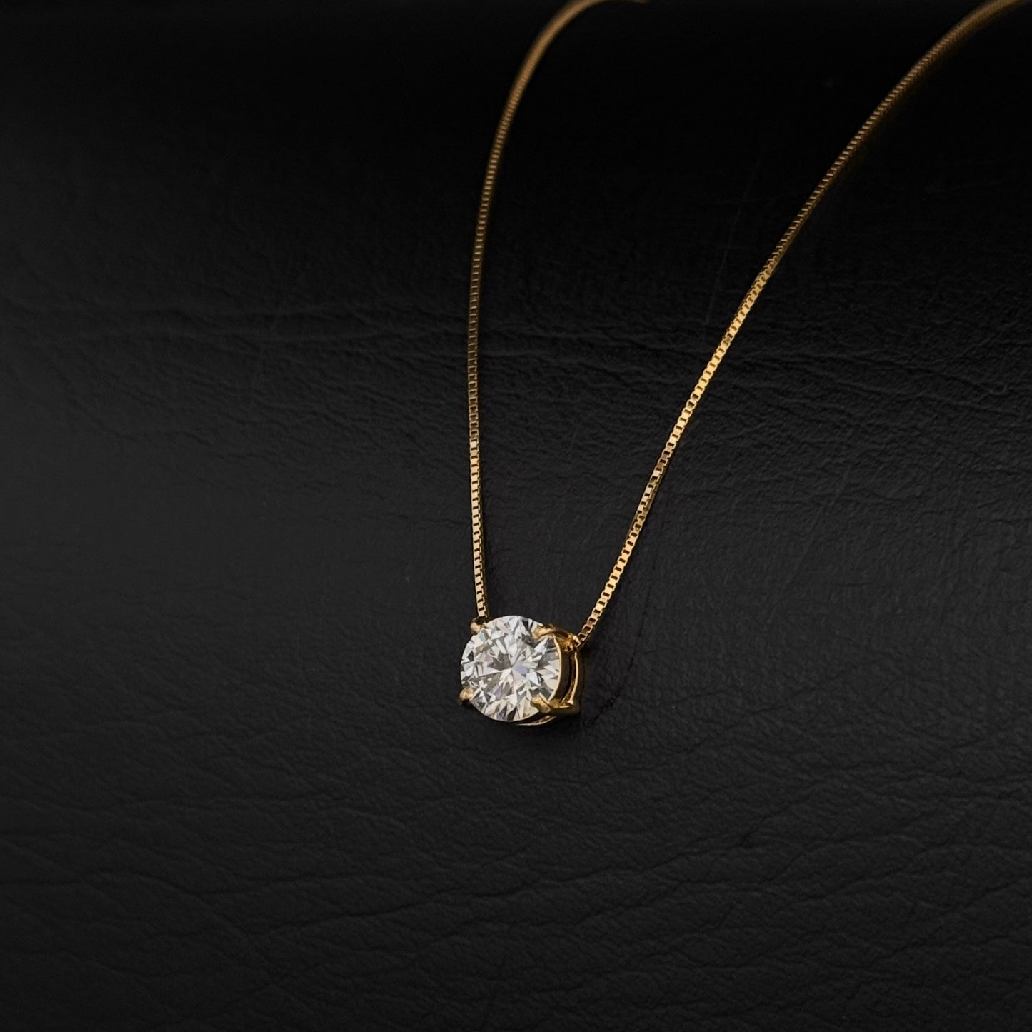 Cadena Veneciana Mini / Dije Moissanita 6.5mm / Oro 18K