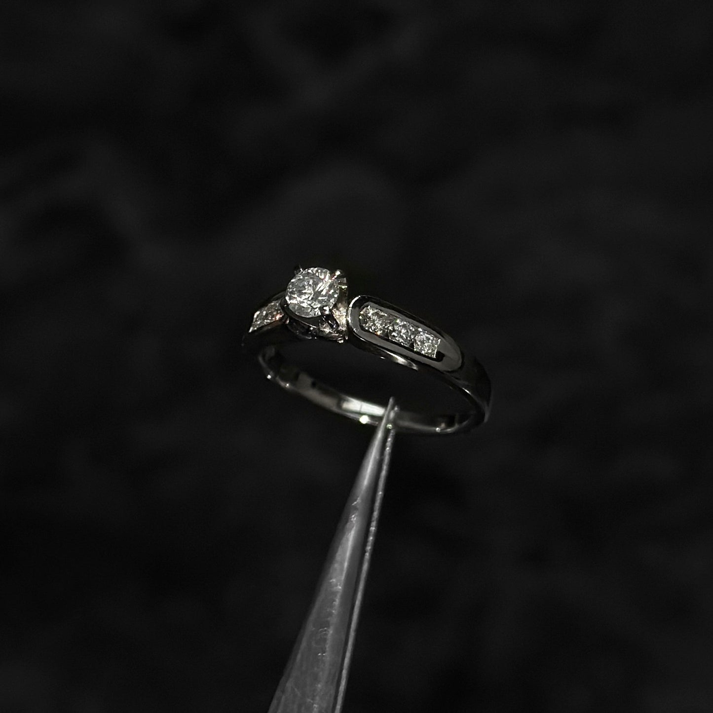 Anillo Alta Joyería / Diamantes Naturales / Oro Blanco 18K