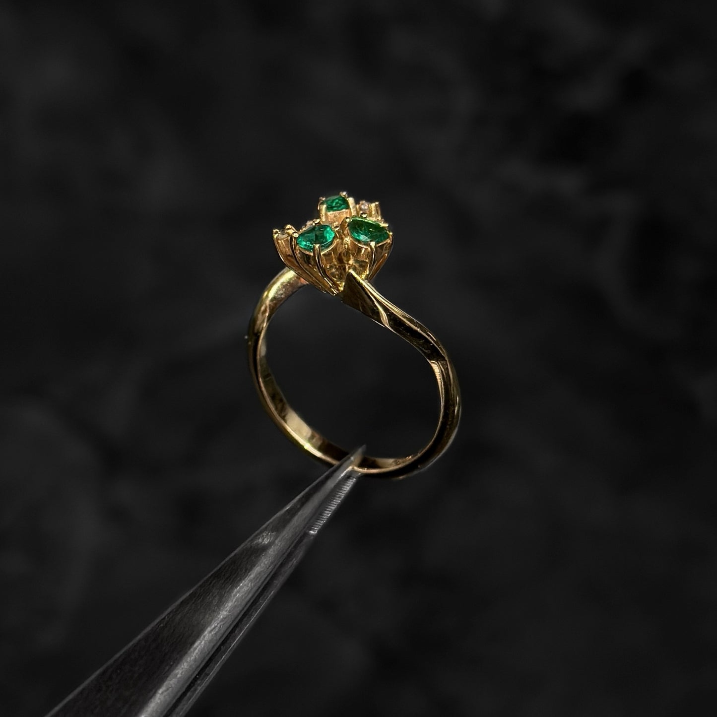 Anillo Alta Joyería / Oro 18K / Esmeraldas Colombianas / Diamantes Naturales