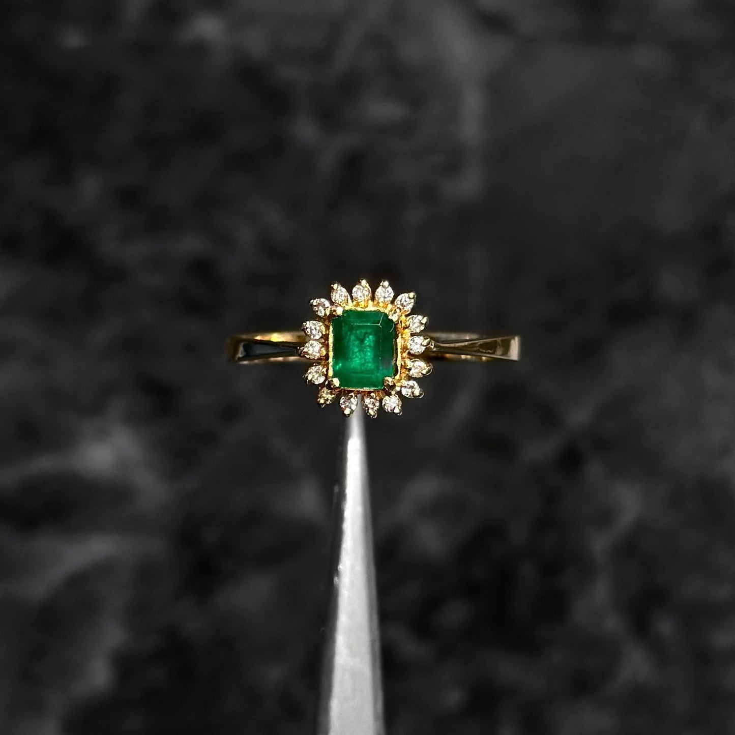 Anillo Alta Joyería / Oro 18K / Esmeralda / Diamantes Naturales