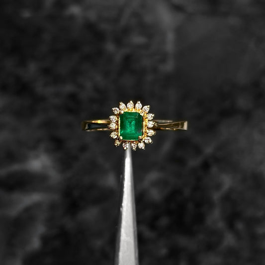High Jewelry Ring / 18K Gold / Colombian Emerald / Natural Diamonds