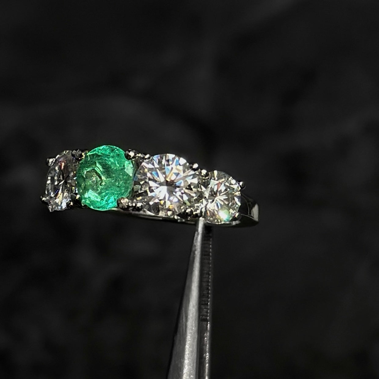 Anillo de Alta Joyería / Esmeralda Colombiana / Bajo Fabricación