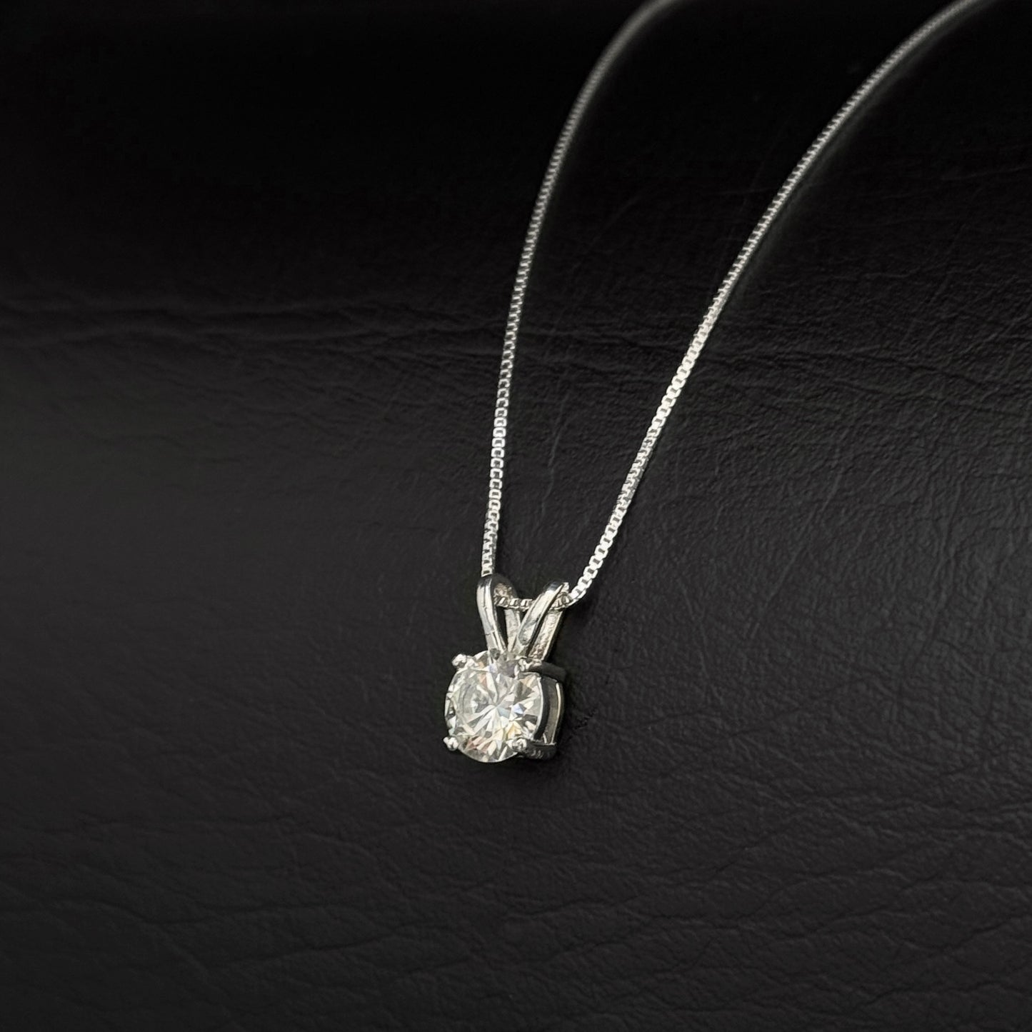 Cadena Veneciana / Dije Moissanita 6.5mm “White” / Plata 925