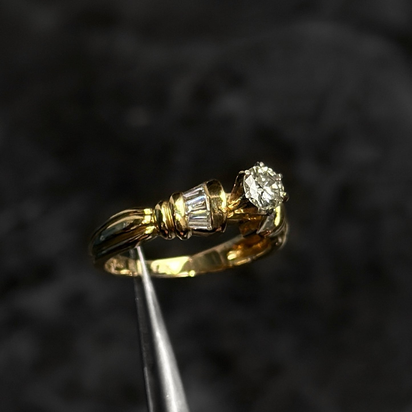Anillo Alta Joyería / Oro 18K / Diamantes Naturales