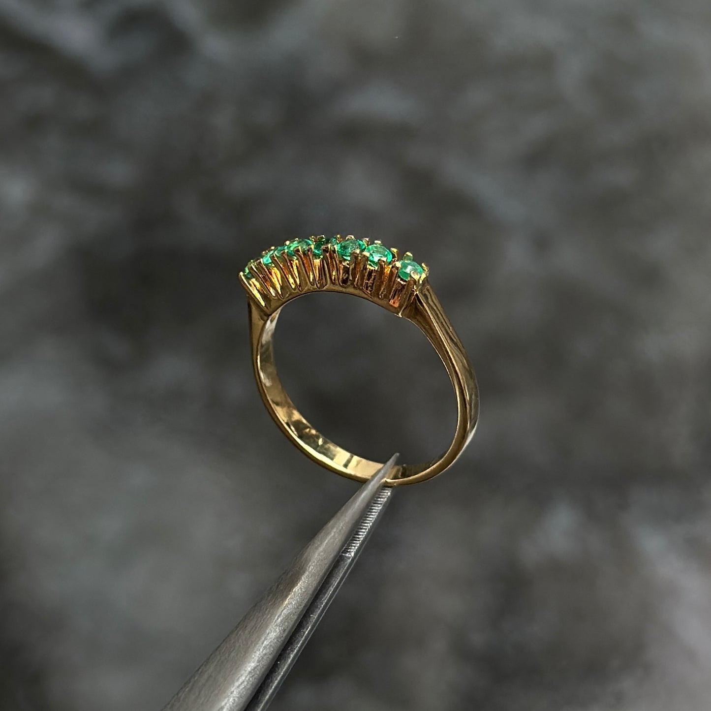 Anillo Sin Fin / Oro 18K / Esmeraldas