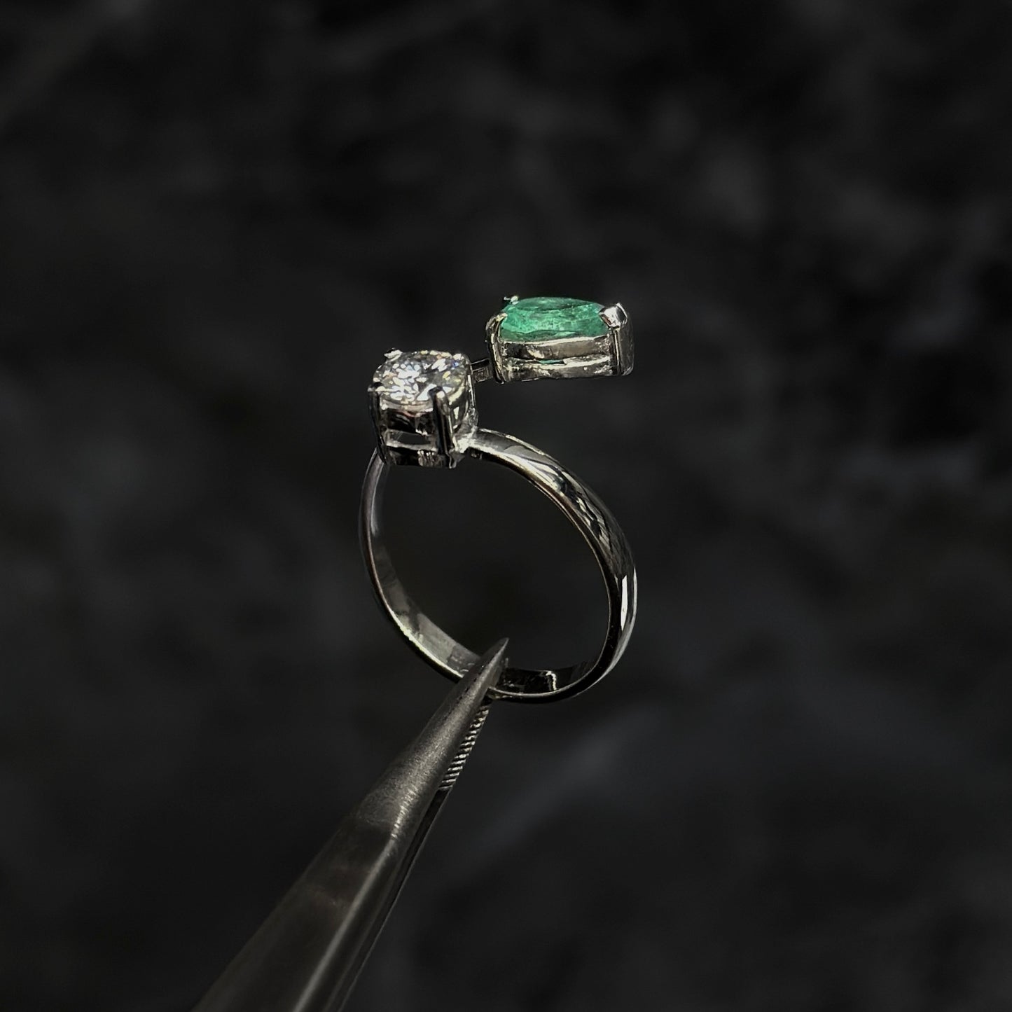 Anillo de Lujo Abierto / Esmeralda Colombiana / Moissanita / Plata 925
