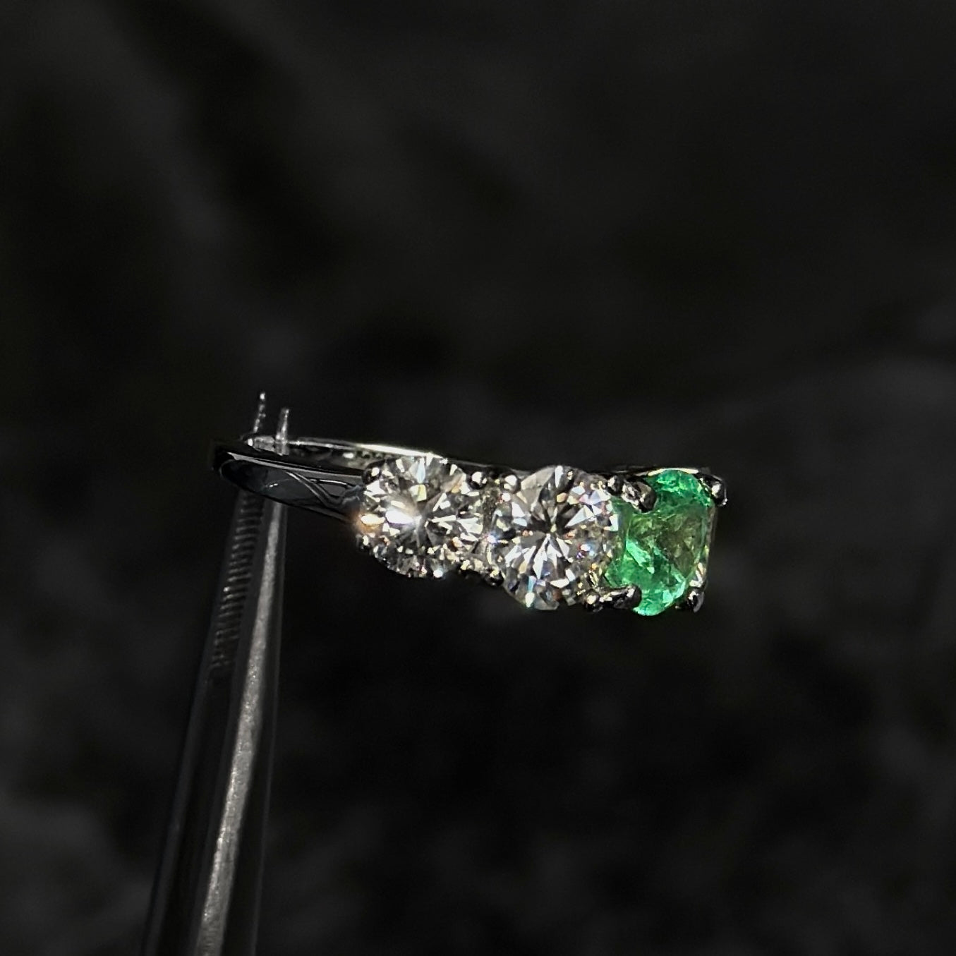 Anillo de Alta Joyería / Esmeralda Colombiana / Bajo Fabricación