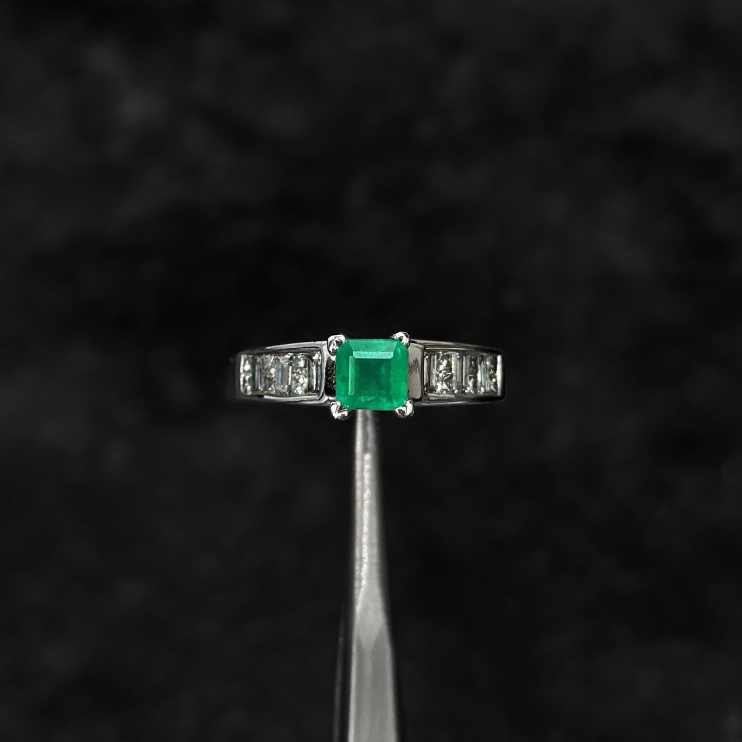 Anillo Alta Joyería / Esmeralda Colombiana / Diamantes Naturales / Oro 18K