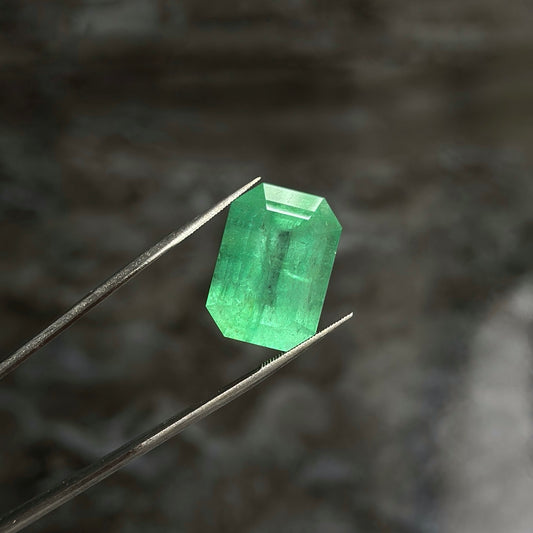 Colombian Emerald / 17.81ct / 18.9mm x 13.4mm x 9.9mm