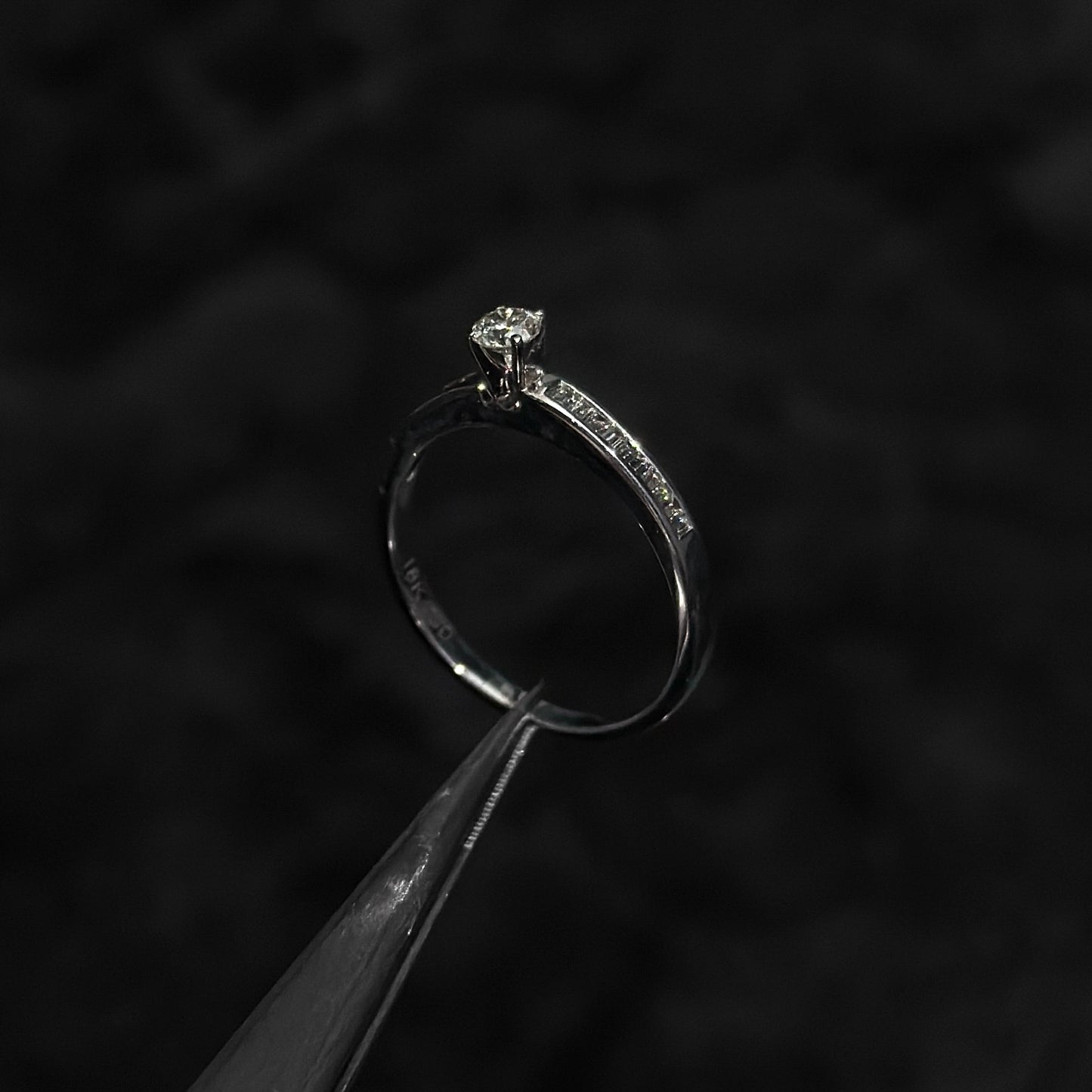 Anillo Alta Joyería / Diamantes Naturales / Oro Blanco 18K