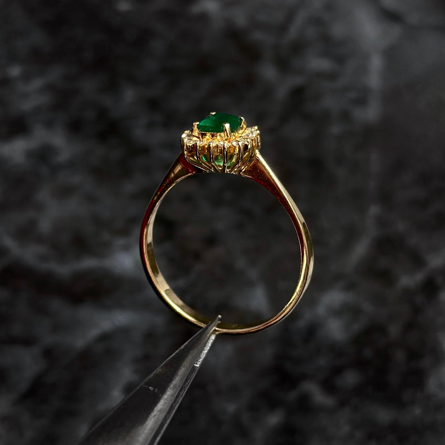 Anillo Alta Joyería / Oro 18K / Esmeralda / Diamantes Naturales