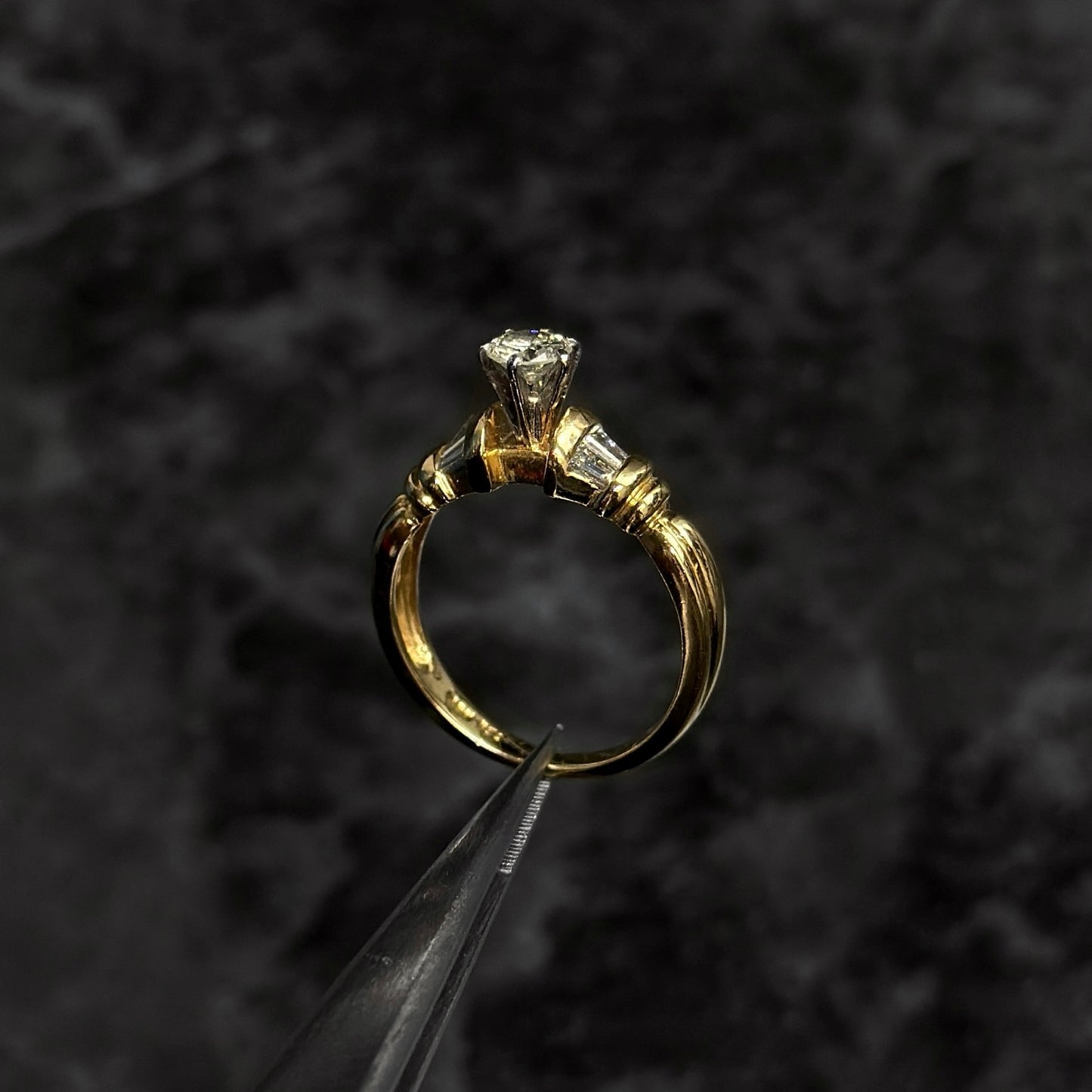 Anillo Alta Joyería / Oro 18K / Diamantes Naturales
