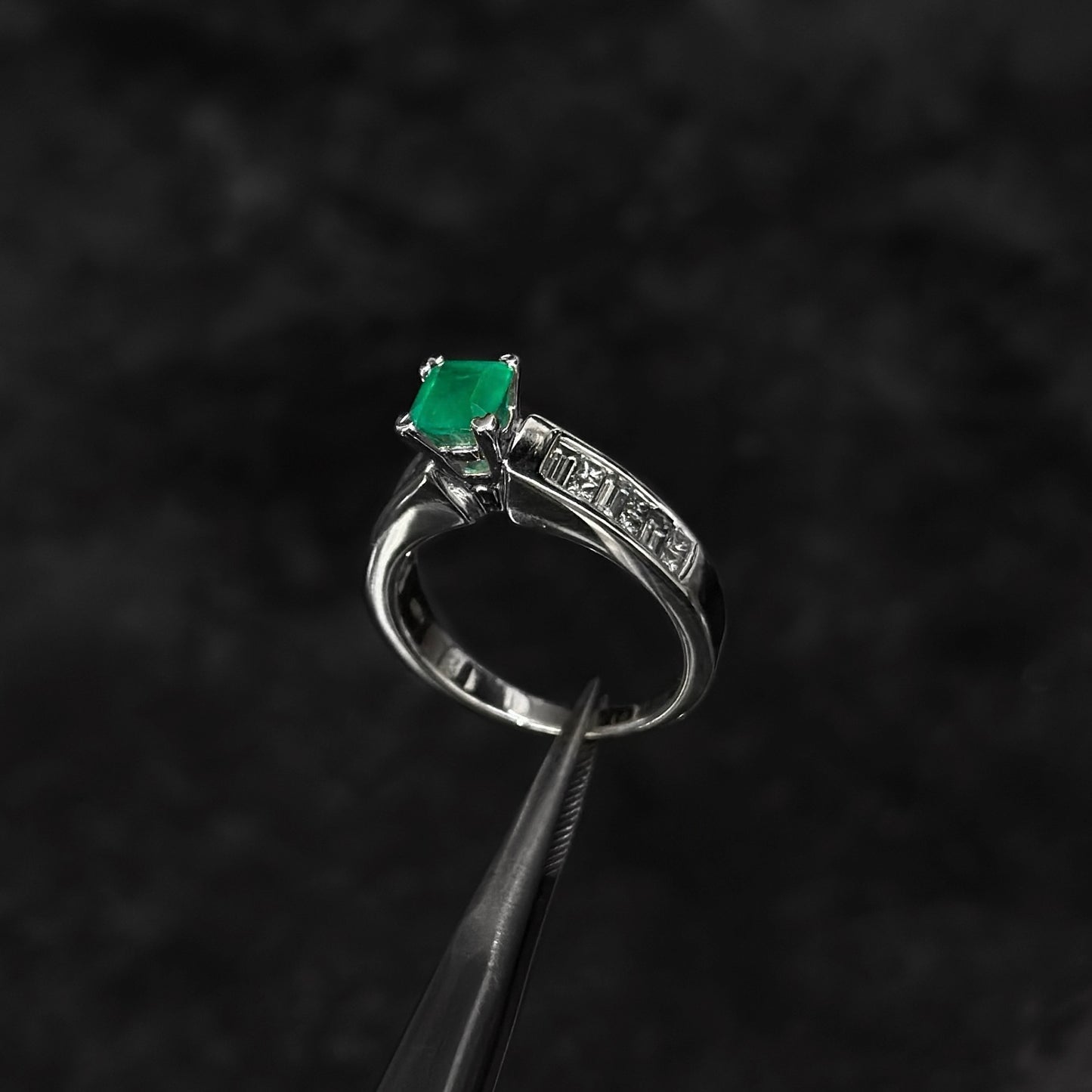 Anillo Alta Joyería / Esmeralda Colombiana / Diamantes Naturales / Oro 18K