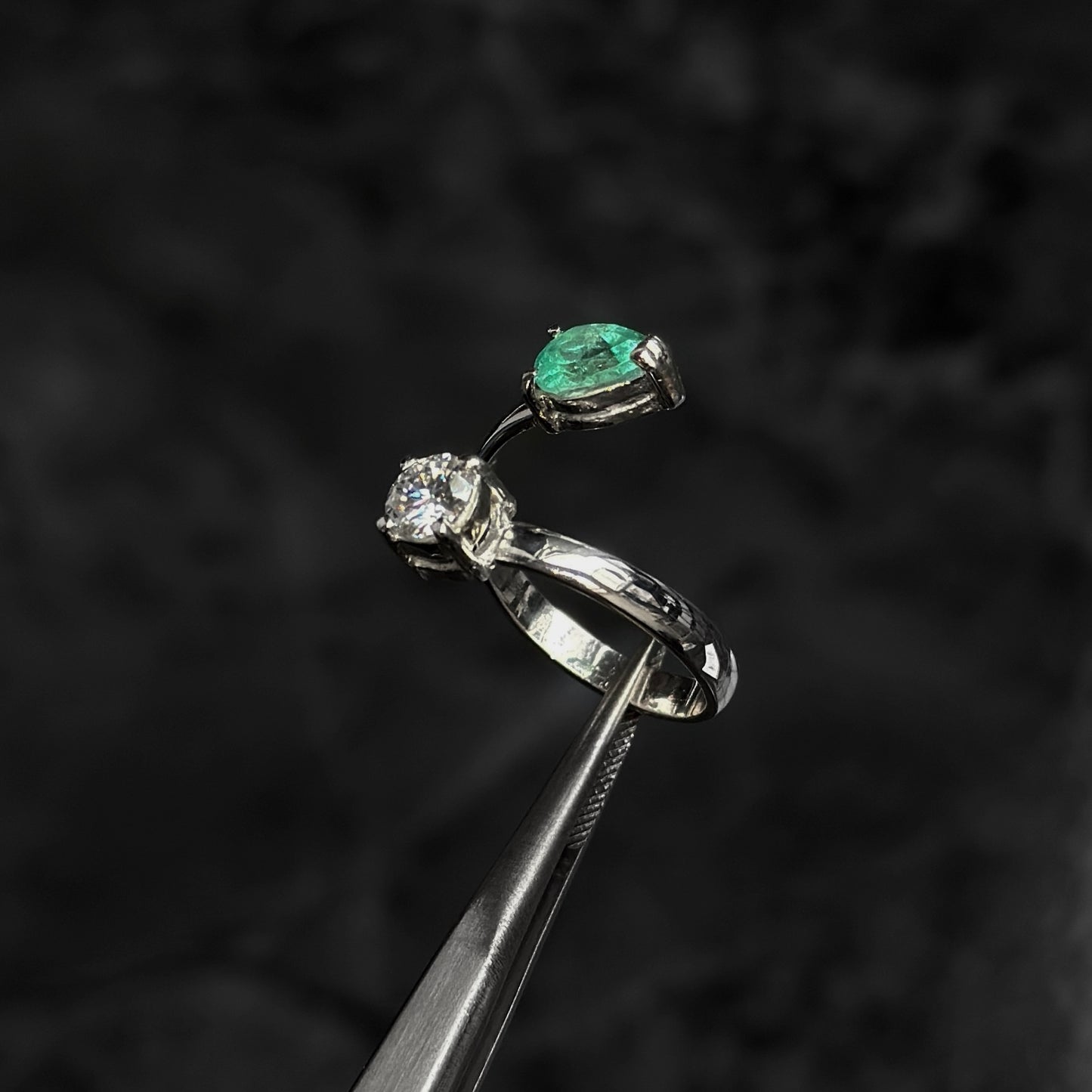 Anillo de Lujo Abierto / Esmeralda Colombiana / Moissanita / Plata 925