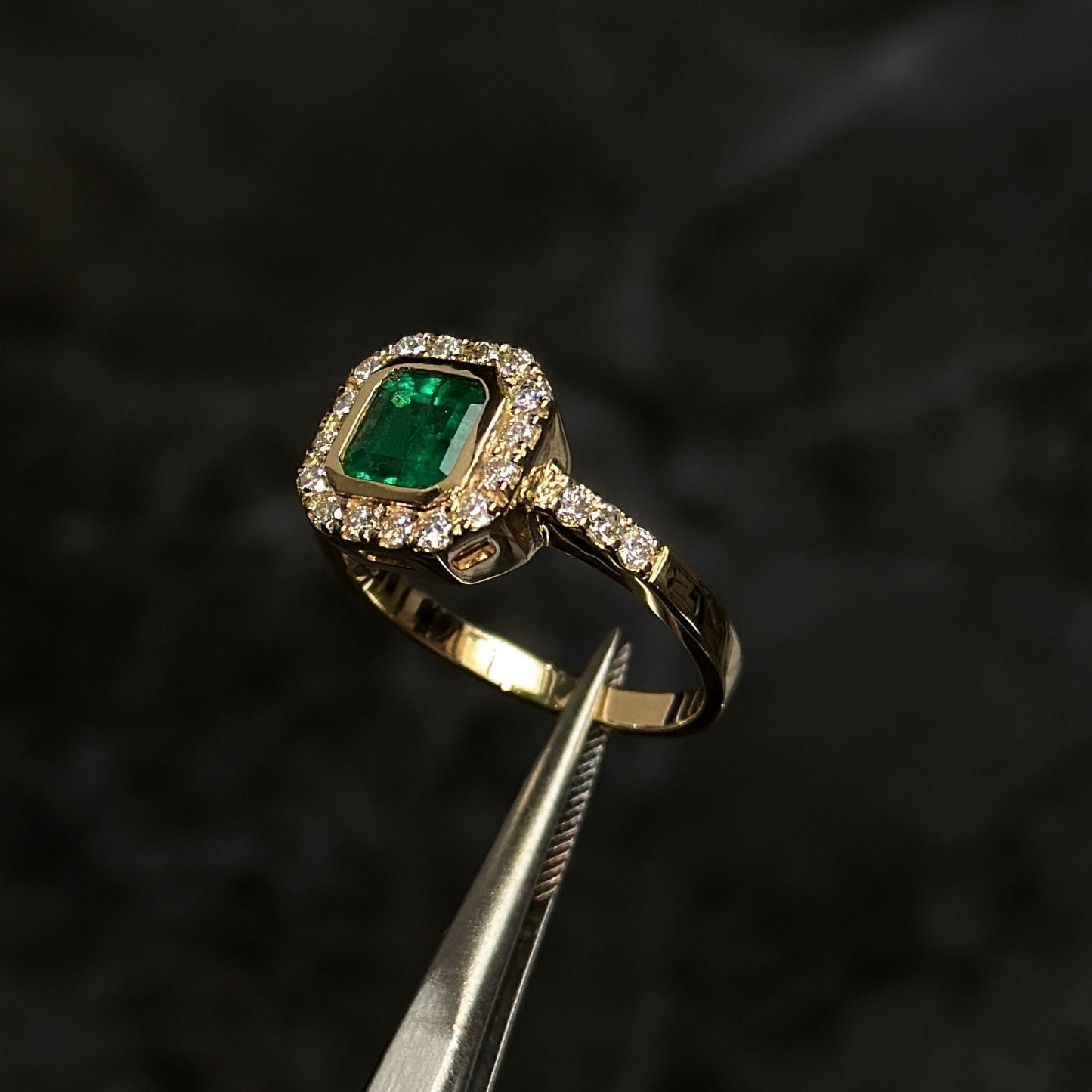 High Jewelry Ring / 18K Gold / Colombian Emerald / Natural Diamonds