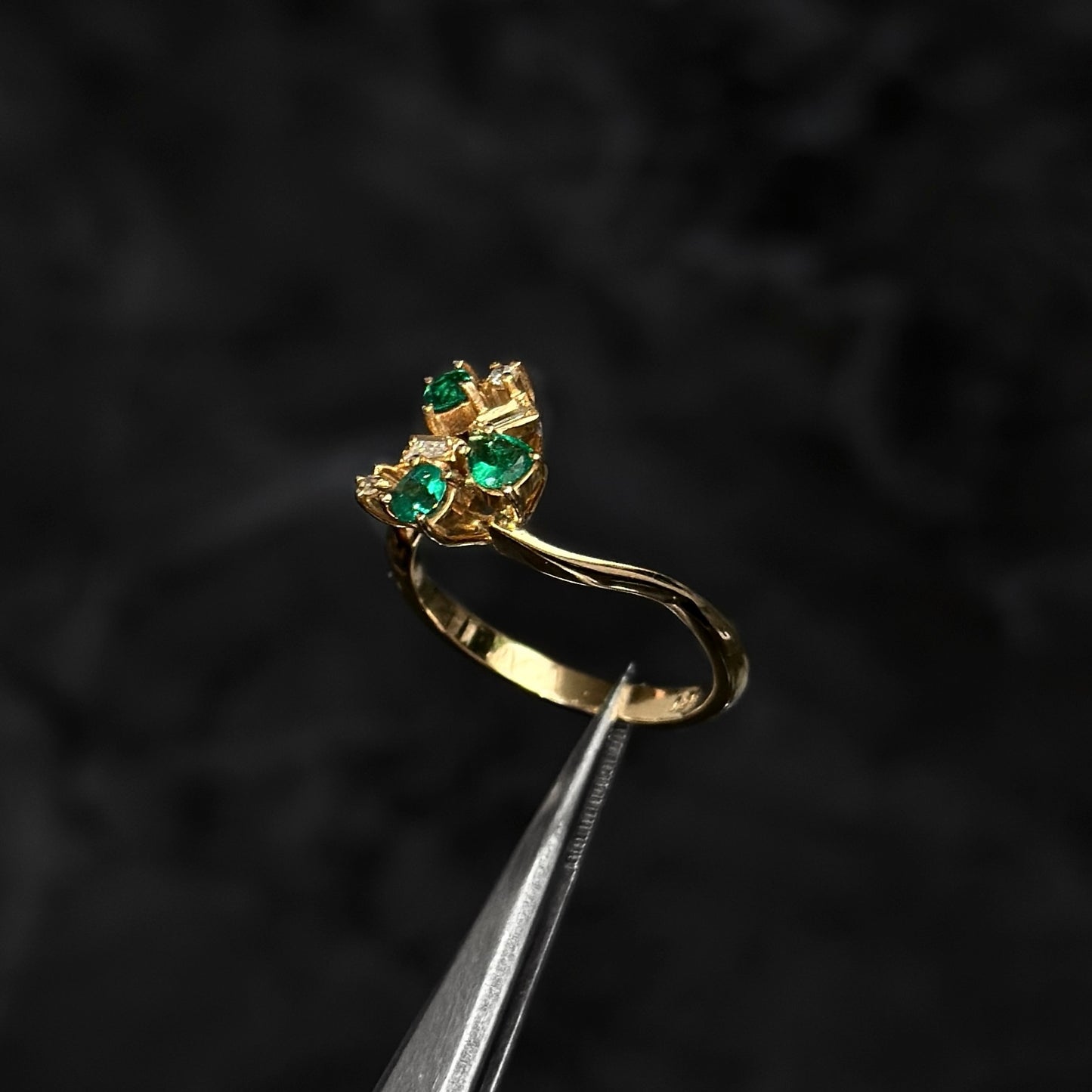 Anillo Alta Joyería / Oro 18K / Esmeraldas Colombianas / Diamantes Naturales