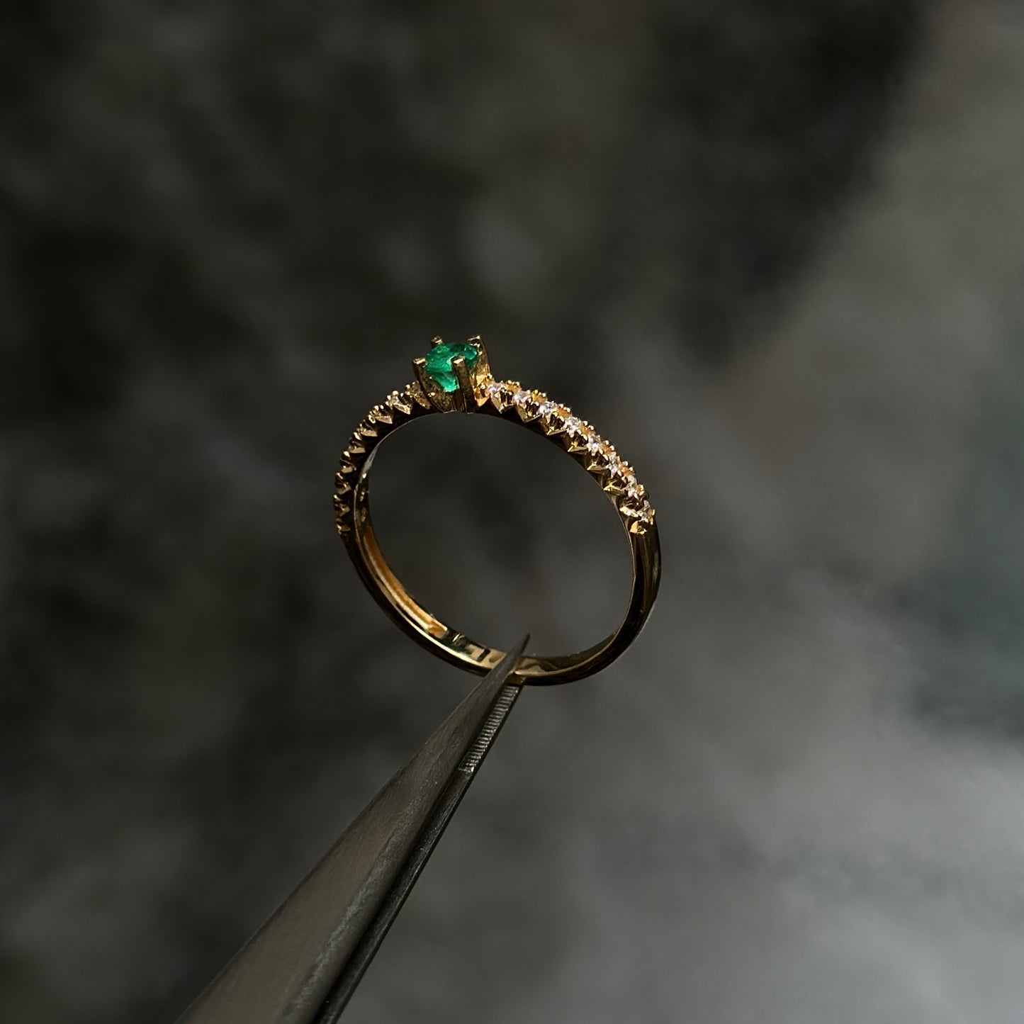 Anillo de Lujo #8 / Oro 18K / Esmeralda Colombiana