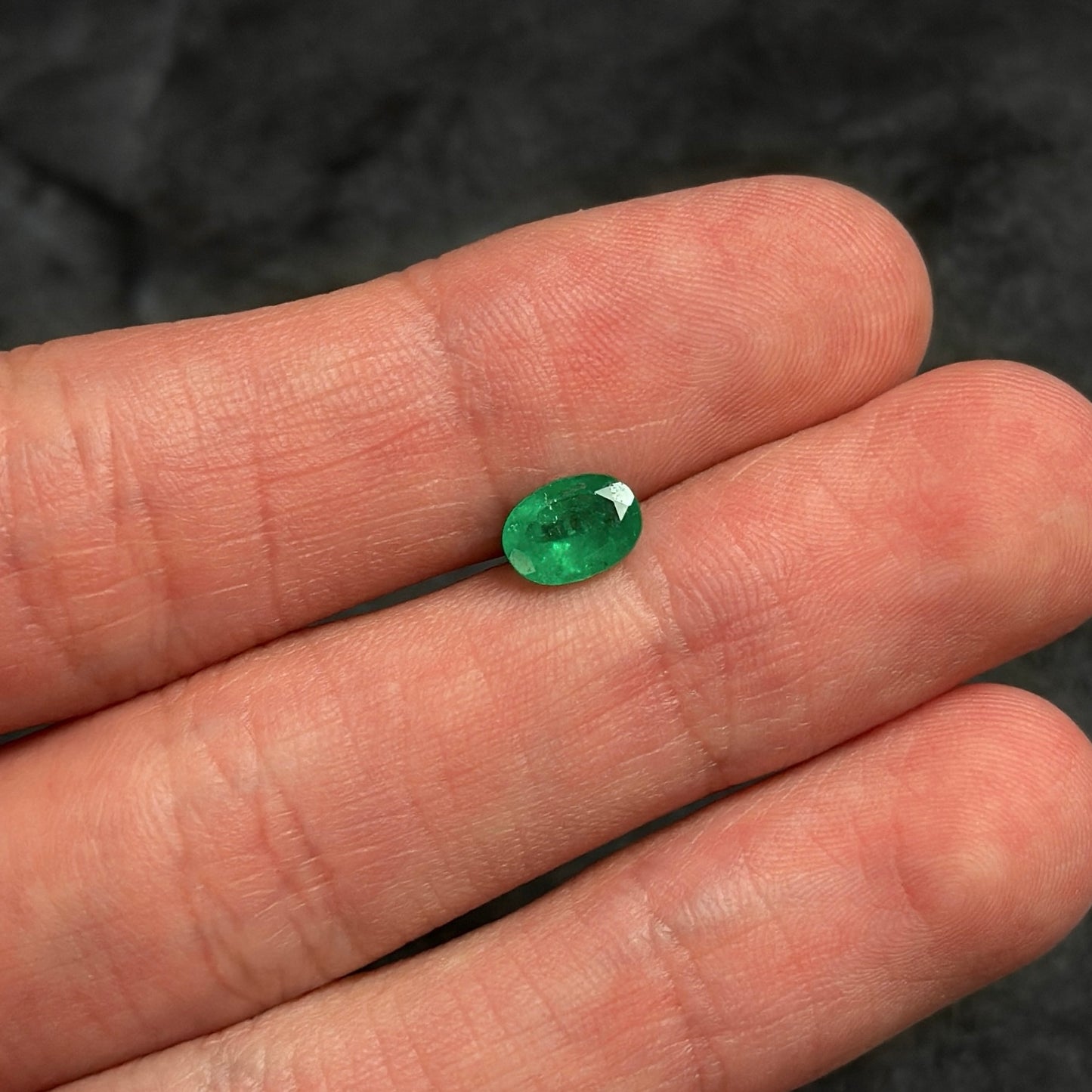 Esmeralda Ovalada Certificada / 0,87ct / 7.3mm x 5.3mm x 3.3mm
