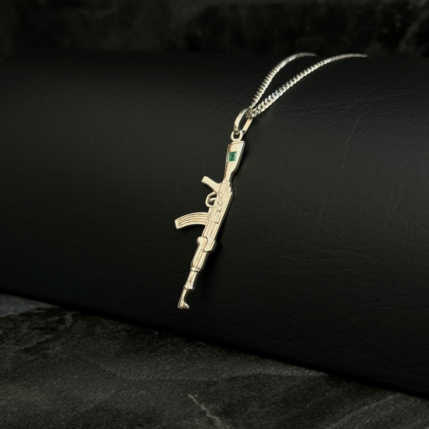 Cadena 60cm / Dije AK-47 / Esmeralda / Plata 925
