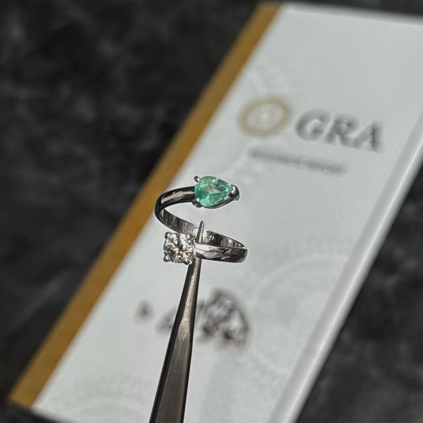 Anillo de Lujo Abierto / Esmeralda Colombiana / Moissanita / Plata 925