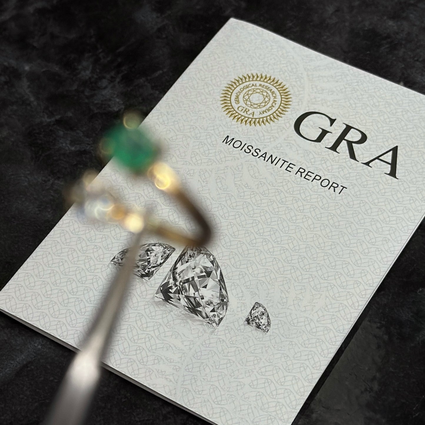 Anillo de Lujo Abierto / Esmeralda Colombiana / Moissanita / Oro 18K