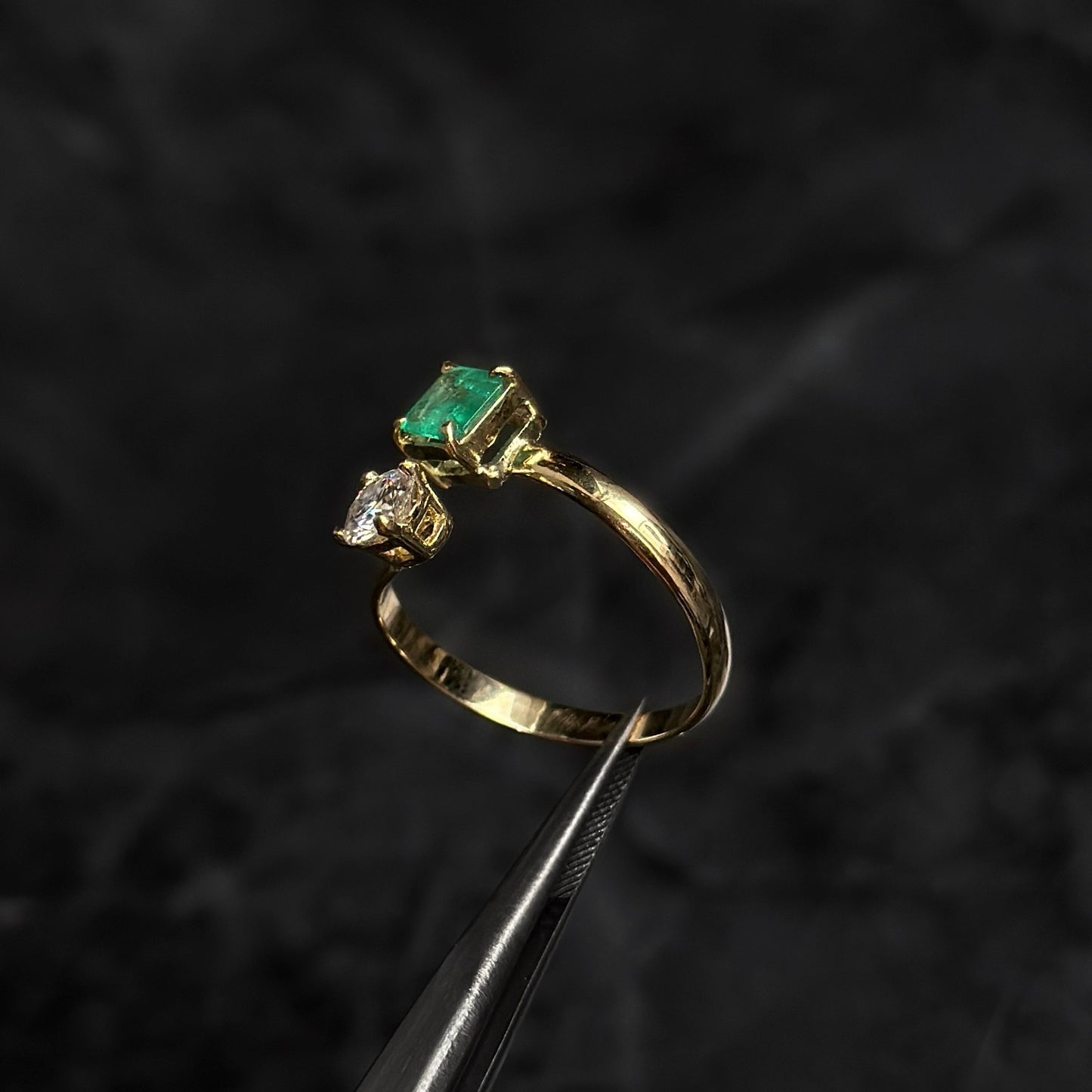 Anillo de Lujo Abierto / Esmeralda Colombiana / Moissanita / Oro 18K