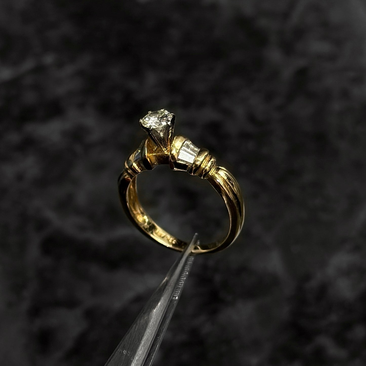 Anillo Alta Joyería / Oro 18K / Diamantes Naturales