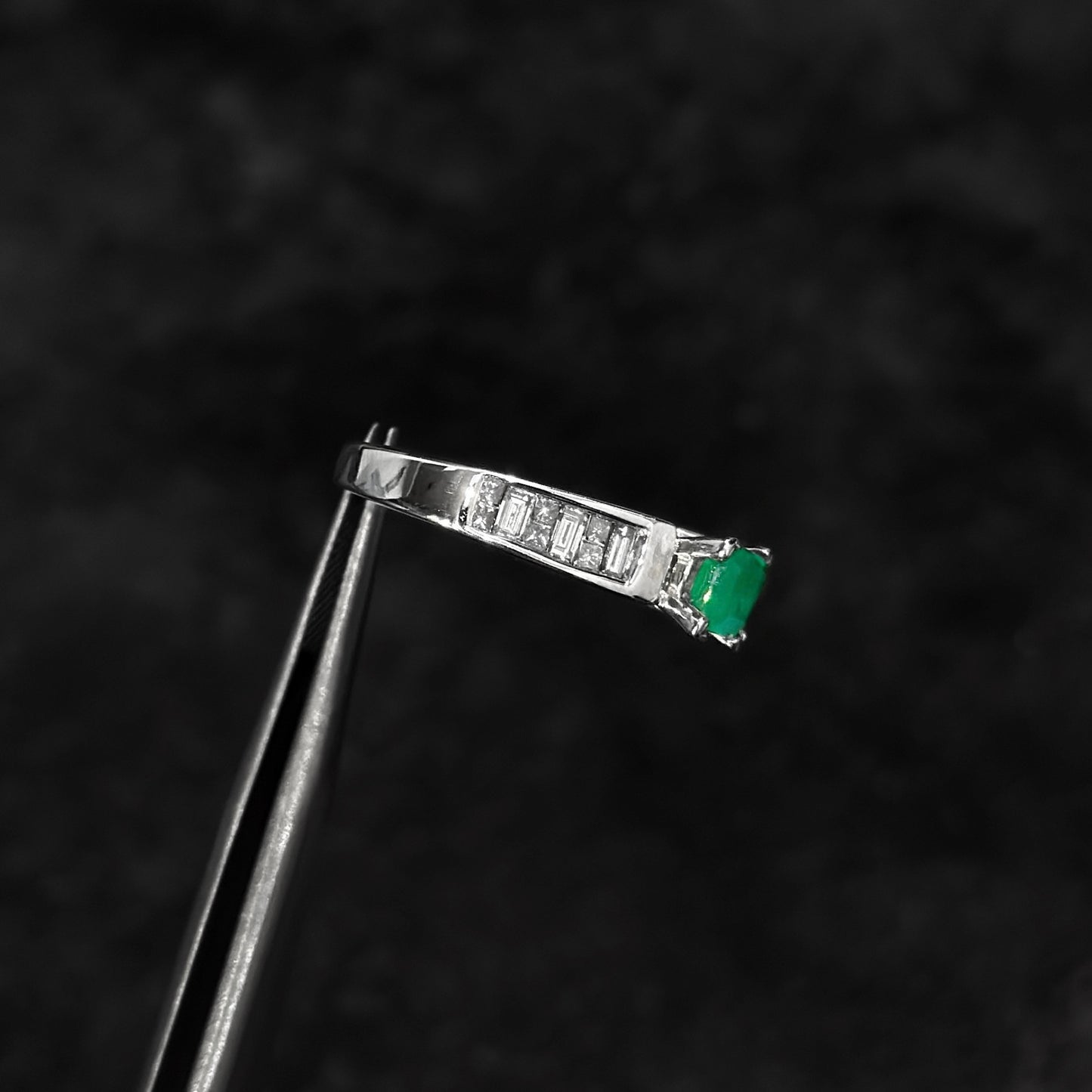 Anillo Alta Joyería / Esmeralda Colombiana / Diamantes Naturales / Oro 18K
