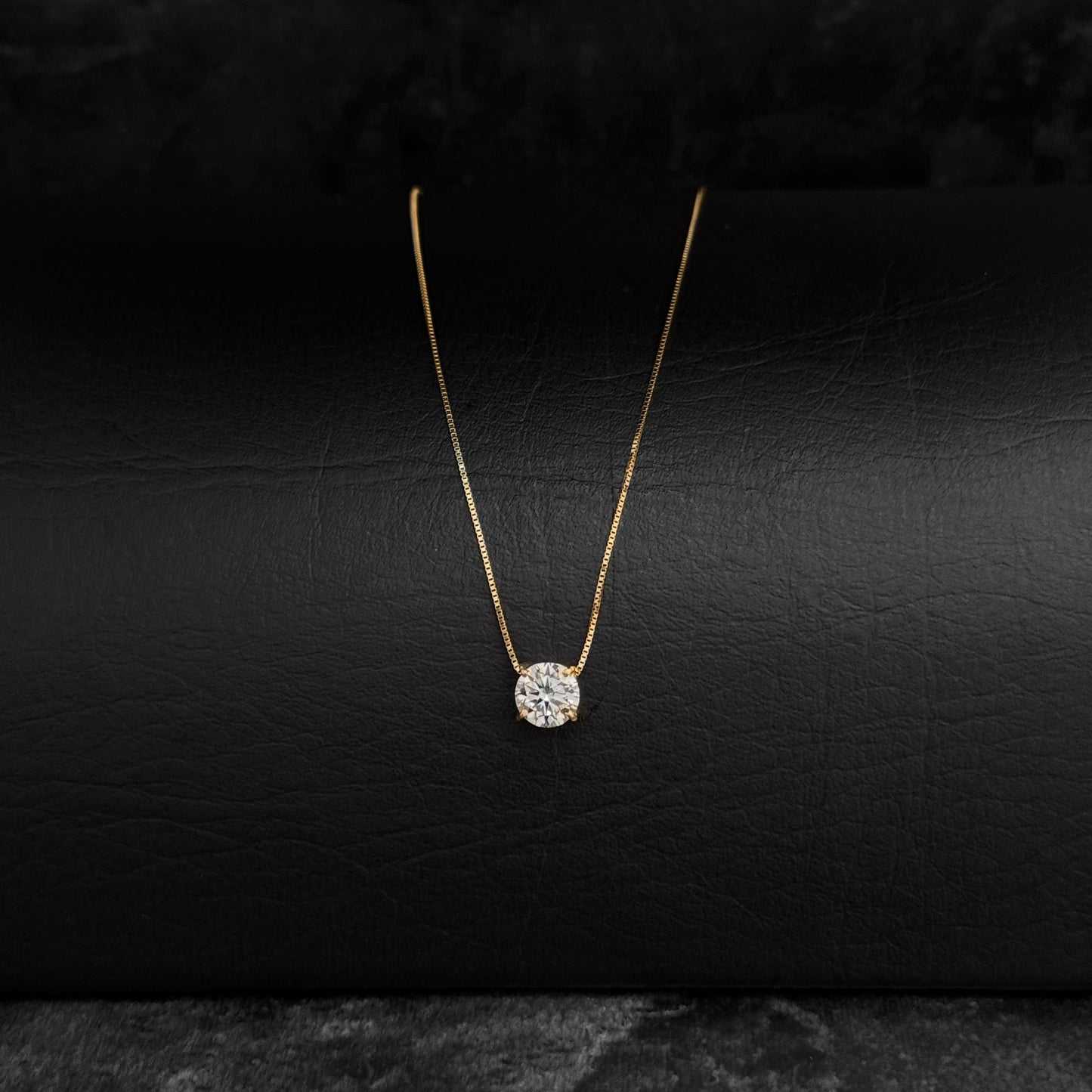 Cadena Veneciana Mini / Dije Moissanita 6.5mm / Oro 18K