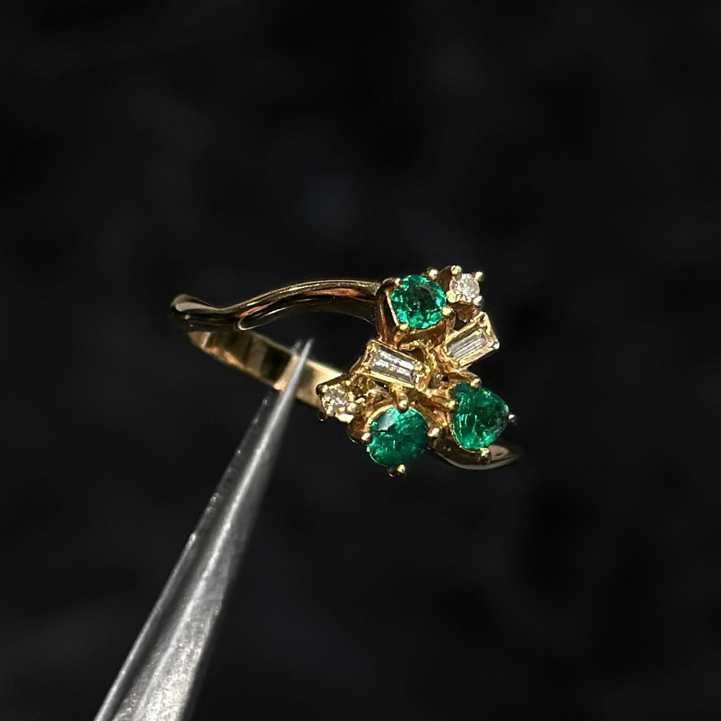 Anillo Alta Joyería / Oro 18K / Esmeraldas Colombianas / Diamantes Naturales