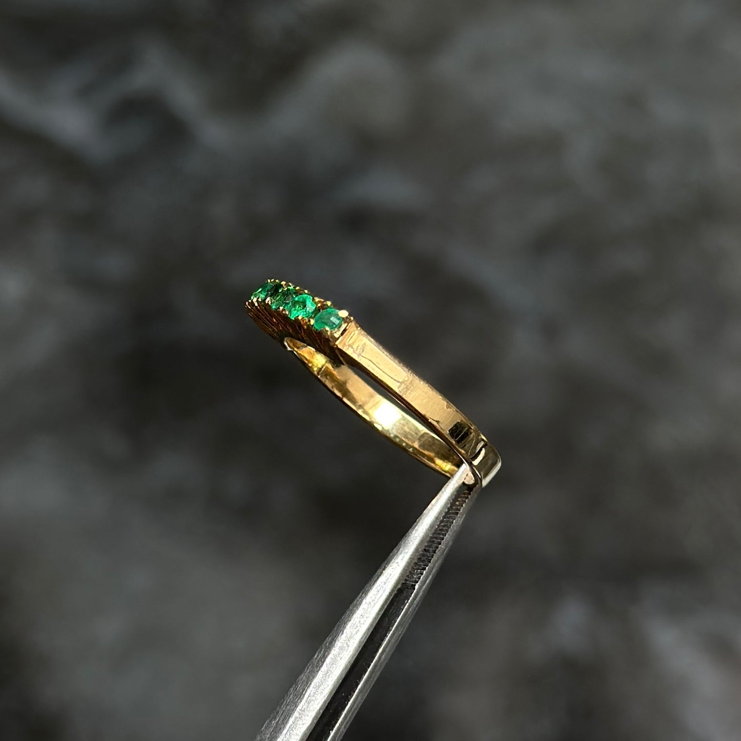 Anillo Sin Fin / Oro 18K / Esmeraldas