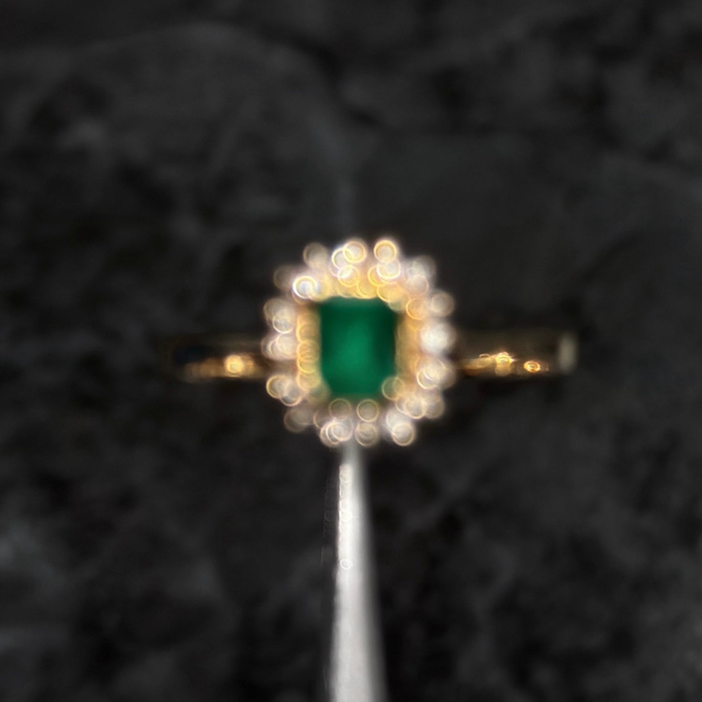 Anillo Alta Joyería / Oro 18K / Esmeralda / Diamantes Naturales
