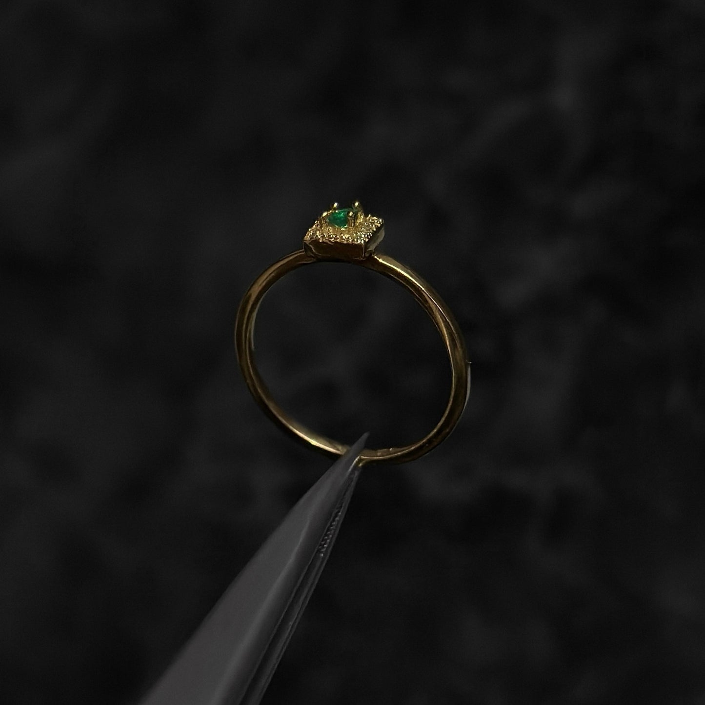 Anillo de Lujo #6 / Oro 18K / Circones / Esmeralda Colombiana
