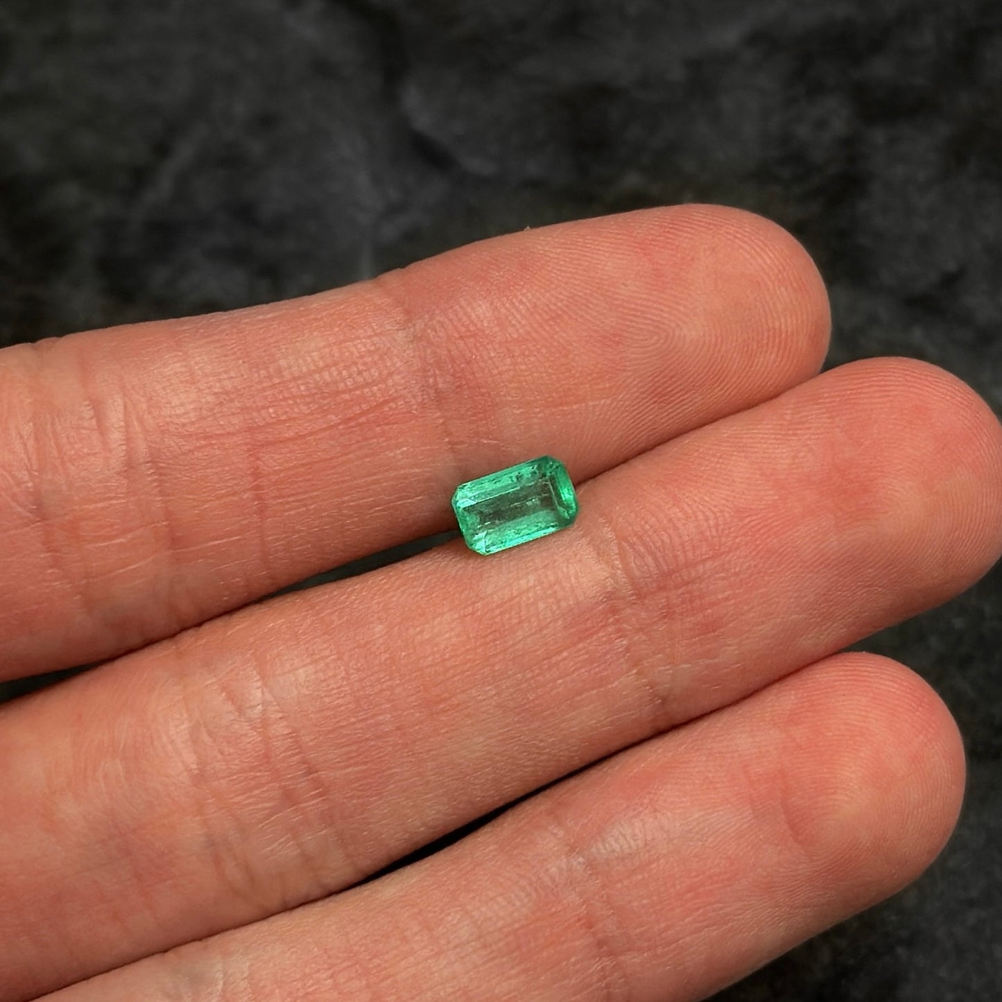 Esmeralda Certificada / 0,9ct / 4.4mm x 7.2mm x 3.5mm